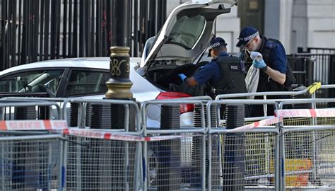 UK police lift cordon after car crashes into Downing Street; counterterrorism officers not involved in investigation
